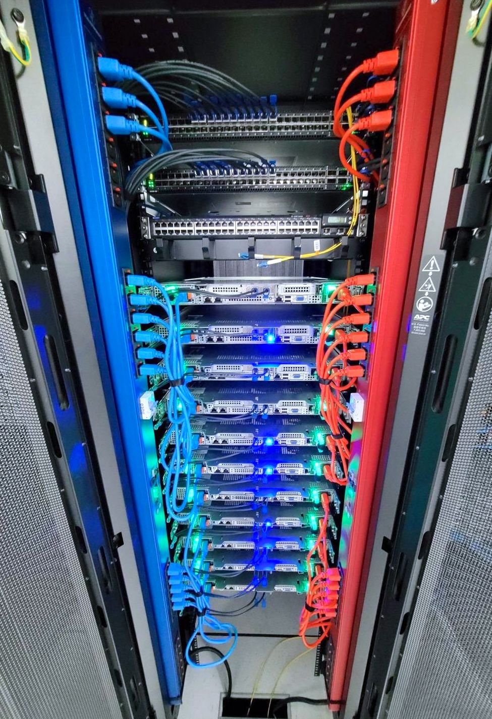 Veri merkezi rack kabininde çalışan iki akıllı PDU